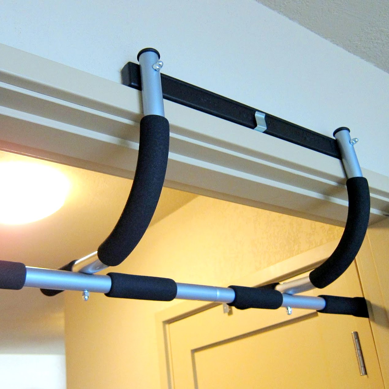 No Screw Door Pull Up Bar – Heavy Duty Steel Frame with Non Slip Grips for Upper Body Workouts in Home Gym Spaces